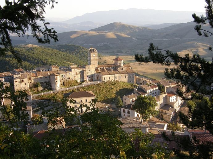 Nucleo storico di castel del Monte, visto dal monte Bolza