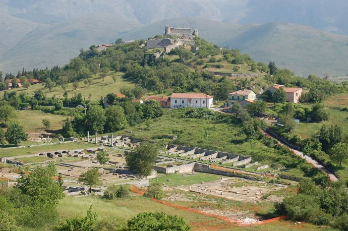 Castello Orsini di Albe e sito archeologico di Alba Fucens alle pendici del monte Velino