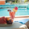 Cocktail fruttato su un tavolino vicino alla piscina.