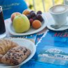 Colazione con cornetti, frutta e cappuccino.