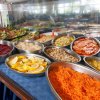 Buffet di verdure assortite in piatti ovali.