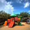 Parco giochi colorato con scivoli.