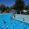 Persone che nuotano in una piscina all'aperto.