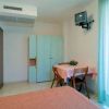 Camera con armadio, tavolo e TV.